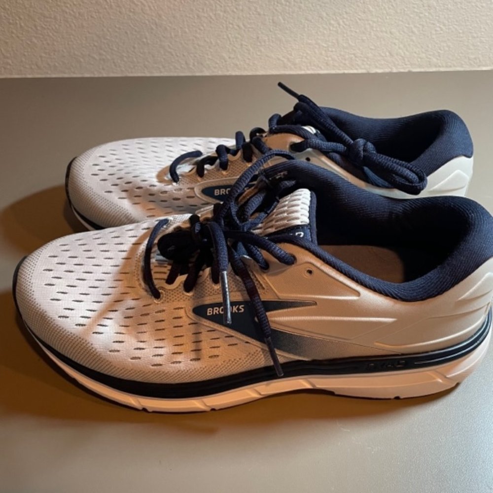 Brooks Dyad 11 Men's Athletic Running Shoe Sz 9 NWOT